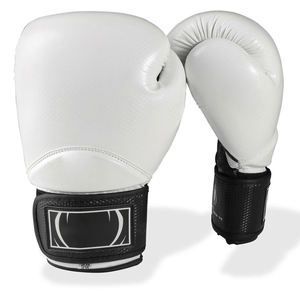 ถุงมือชกมวยหนัง PU กันน้ำแบบขายส่ง พร้อมสายรัดข้อมือสีดำลายคาร์บอน ระบายอากาศได้ดี  รับสกรีนโลโก้ตามสั่ง - Product Image 1
