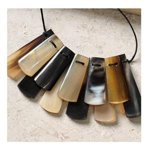 Collier ovale en corne unisexe, pendentif rustique fait à la main et respectueux de l'environnement avec cordon réglable, bijoux bohème chic uniques pour hommes et femmes - Product Image 1