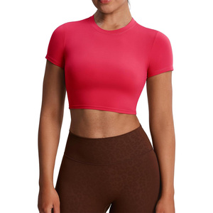 Top corto profesional para mujer con logo personalizado, ropa deportiva transpirable para gimnasio, entrenamiento y correr - Product Image 1