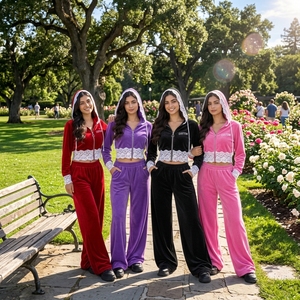 Ensemble de survêtement en velours rouge personnalisé pour femme ODM, avec finition en dentelle, sweat à capuche court zippé et pantalon large, tenue de détente 2 pièces OEM - Product Image 4