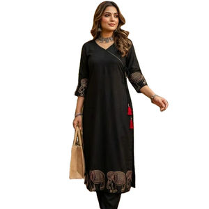 Kurti / Kurta en tissu de soie mousseline premium lourd, couleur noire, style col en V, prêt à l'exportation, pour usage professionnel et événements culturels. - Product Image 1