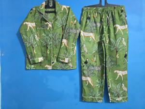 Ensemble pyjama pour femmes en coton biologique 100% respirant ultra-doux à imprimé animal noir, haut court à col en V et pantalon à cordon de serrage - Product Image 3