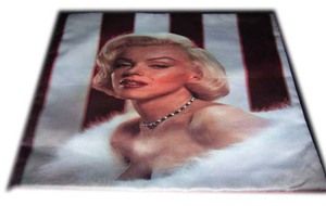 Housse de coussin à impression numérique Edgy Danger Face, housse de coussin décorative audacieuse et moderne pour canapé, chambre à coucher et décoration intérieure contemporaine - Product Image 1
