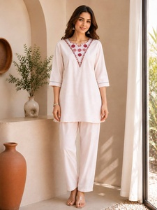 Ensemble Kurta en Rayonne Blanche avec Col Brodé pour Femme, Coupe Décontractée, Longueur Cheville, Style Indien/Pakistanais, Séchage Rapide - Product Image 1
