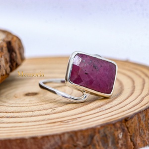Anillo Asimétrico de Plata de Ley 925 con Rubí Natural Rectangular Facetado en Bisel, Joyería Fina, Memoria Jewels, Venta al Por Mayor - Product Image 6