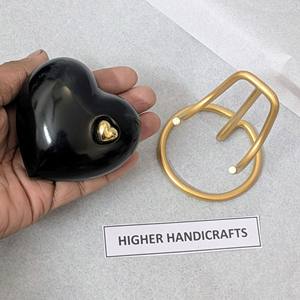 Urne funéraire décorative moderne américaine en laiton, petite urne à cendres en forme de cœur avec support pour humains et animaux de compagnie, vente en gros - Product Image 3