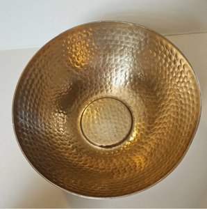 Cuenco Decorativo de Metal Dorado Martillado de Lujo, Cuenco de Metal Martillado Aurelia, Cuenco con Detalles en Oro Luminara, Cuenco Central Martillado Regal - Product Image 6