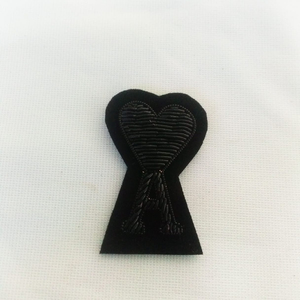 Insignias Personalizadas de Alta Calidad con Diseño de Moda en Tela de Lona, Bordado Hecho a Mano con Hilo de Bullion 3D, Alfabeto Lavable, Mariposa - Product Image 4