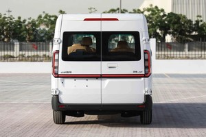 Geely Farizon 2025 Super Van - Blanco por Fuera, Negro por Dentro, Auto Eléctrico con Batería de Litio, Tracción Delantera, Neumáticos R19, Asientos de Cuero, Cámara Trasera - Product Image 5