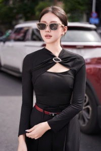 เสื้อถักไหมพรมสีดำสำหรับผู้หญิง แขนยาว คอวี แต่งกระดุม ดีไซน์เข้ารูป ยืดหยุ่นได้ เสื้อครอปสไตล์ลำลองสำหรับฤดูใบไม้ร่วง รุ่น SIENNA - Product Image 3