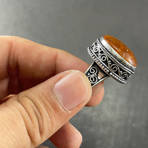Bague de Fiançailles Classique Faite à la Main en Argent Sterling 925 avec Pierre Précieuse en Ambre Baltique Naturel Taillée Ovale et Sertie en Lunette pour Anniversaire de Mariage - Product Image 2