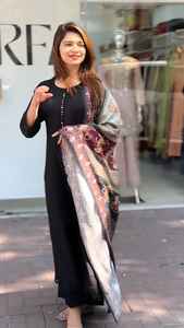 Salwar Kameez en Soie Indienne Roman, Tendance et Best-Seller, avec Broderies Exclusives, pour Femmes, Tenue de Soirée Ethnique Chic - Product Image 4