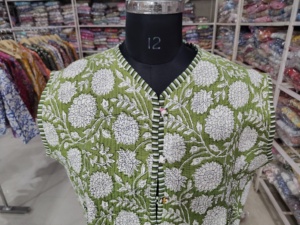 Gilet matelassé vert à fleurs pour femme, col en V, sans manches, veste en coton tissé, fermeture boutonnée, cadeau pour elle - Product Image 4