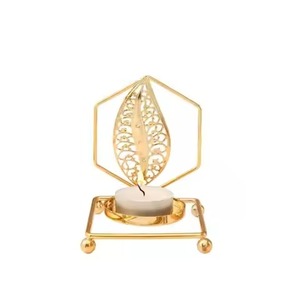 Candelabro Metálico Premium para las Fiestas, Decoración Navideña para Mesa, para Celebraciones Invernales - Product Image 5