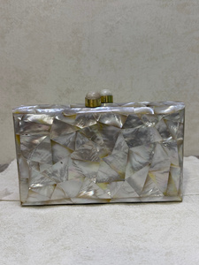 Pochette en nacre |   Minaudière artisanale en coquille blanche |   Sac à main de luxe pour femme, idéal pour les mariages, les occasions décontractées et les soirées - Product Image 1