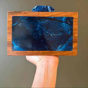 Pochette en bois et résine avec incrustation turquoise océanique et chaîne dorée pour soirée - Product Image 1