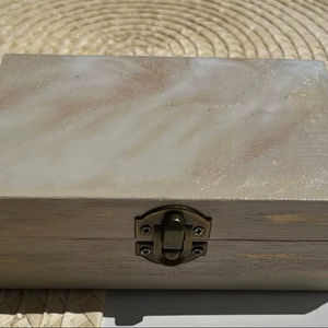 Caja de Resina con Efecto Perla de Lujo - Product Image 1