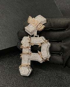จี้ตัวอักษรหรูหรา สไตล์ฮิปฮอป ประดับเพชรแบบ Iced Out จี้เพชร VVS แบบสั่งทำพิเศษ รูปทรงบาแกตต์ จี้ตัวอักษรประดับเพชรโมอิสซาไนต์ - Product Image 1