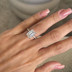 Anillo de compromiso con esmeralda de 8.50 quilates, corte esmeralda, certificado IGI, cultivada en laboratorio, con pavé de piedras laterales y halo oculto - Product Image 5