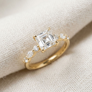 Anillo de Compromiso de Diamante Cultivado en Laboratorio con Corte Princesa en Oro Amarillo para Mujer, con Diamantes Laterales, Certificado IGI, Moderno, para Regalo de Boda o Fiesta - Product Image 4