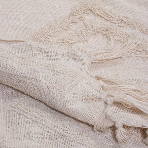 Manta de Algodón Boho Blanca Elegante con Borde de Flecos, Texturas Geométricas, Hecha a Mano para Espacios Modernos y Acogedores - Product Image 3
