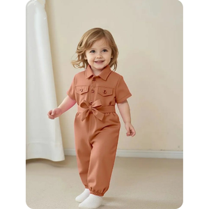 Mono para niña pequeña con bolsillos utilitarios y cinturón con lazo, estilo cargo. - Product Image 3