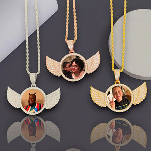 Colgante de Plata de Ley con Alas de Ángel y Moissanita, Marco Redondo Personalizado con Foto, Colgante de Recuerdo Chapado en Oro Unisex - Product Image 3