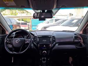 Tivoli Air White SUV Compacto 2019 Euro VI 5 Plazas Gasolina Volante a la Izquierda Faros Halógenos Neumáticos R18 Portaequipajes de Aluminio - Product Image 3