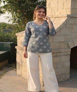 Kurta de Algodón Gris para Mujer con Círculos Blancos Estampados, Cuello en V, Estilo Casual de India y Pakistán, Corte Regular 85443 VAAZI-1065 - Product Image 2