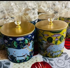 Recipiente Decorativo de Metal Pintado a Mano con Motivo de Vaca Kamdhenu y Flor de Loto, Decoración de Hogar de Lujo - Product Image 2