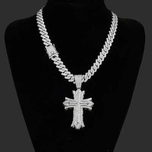 Collier pendentif croix Iced Out en alliage plaqué argent pour homme, bijoux hip-hop avec strass en cristal, breloque chrétienne - Product Image 2