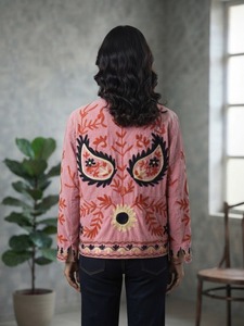 Veste en velours Suzani rose poudré pour femme, broderie florale Paisley faite à la main, style bohème, fournisseur de vêtements d'extérieur de mode en gros - Product Image 2