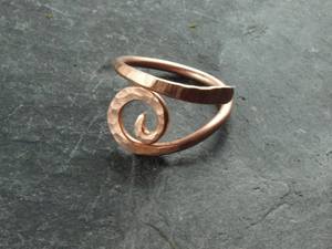 Bracelet manchette artisanal en fil de cuivre avec motif tourbillon, bijou métallique de luxe unisexe, réglable, fabriqué à la main - Product Image 5