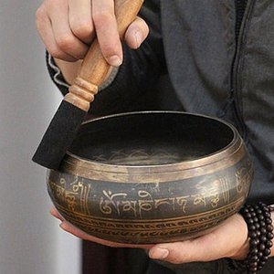 ชุดขันร้องเพลงทิเบตแบบดั้งเดิมทำจากทองเหลือง พร้อมลวดลายสลักตัวอักษรและเบาะรองสีแดง มีจำหน่ายในราคาขายส่ง - Product Image 6