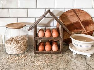 Support à œufs en bois artistique pour une décoration de cuisine unique alliant charme décoratif et fonction de rangement pratique - Product Image 3