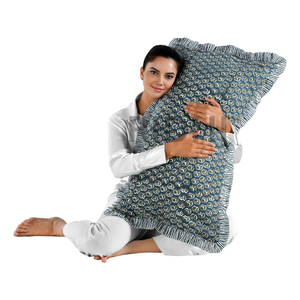 Housse de coussin lombaire à volants RIDHI motif floral bleu paon 20x36, imprimée à la main sur coton, personnalisable, amovible et lavable, pour la décoration - Product Image 1