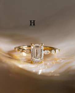 Anillo de Compromiso de Lujo con Diamante Cultivado en Laboratorio de Corte Esmeralda de 1.5CT, Oro Amarillo de 14K, Elegante Solitario con Diamantes Laterales Marquise - Product Image 5