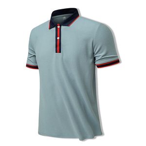 เสื้อเชิ้ตแขนยาวสีฟ้าอ่อนสำหรับผู้ชาย แต่งขอบสีแดงกรมท่า ผ้าฝ้ายปิเก้ถัก ระบายอากาศได้ดี สีพื้น ทรงปกติ สามารถสั่งตัดได้ - Product Image 1