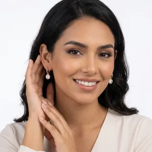 Boucles d'oreilles créoles articulées pour femme en or massif 18 carats, serties de diamants taille brillant, certifiées IGI, couleur F, style classique, bijoux de mariage et de fête - Product Image 2