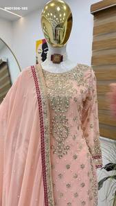 Ensemble Sharara en Faux Georgette Lourd avec Broderie et Cordage-sequins, Couleur Pêche Clair, Fournisseur Indien de Mode Féminine - Product Image 2