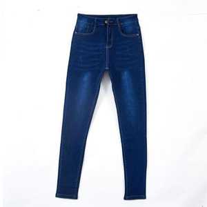 Jeans de mujer de talla grande de cintura alta y pierna recta, hasta la rodilla, de mezclilla lavada a la piedra, cómodos, casuales, con logotipo personalizado y cierre de botón. - Product Image 3