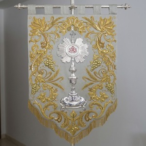 Estandarte de Iglesia Personalizado con Bordado Plateado y Dorado, Estándar Litúrgico con Flecos, Insignia de Tela de Estilo Clásico - Product Image 1