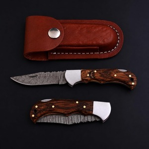 Cuchillo Plegable Artesanal de Damasco para Exteriores, Camping y Supervivencia, con Mango de Madera, Funda de Cuero y Hoja de Cambio Rápido de 7 Pulgadas - Product Image 3