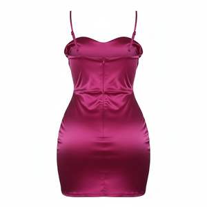 Vestido mini ajustado de satén de seda para mujer con delicadas tirantes finas - Product Image 2