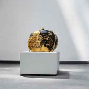 กระเป๋าคลัทช์ทำมือสีดำและสีทอง ประดับด้วยเกล็ดไมก้าเรซิ่น สำหรับงานกลางคืน - Product Image 5