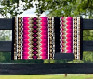 Couverture de selle en laine rose vif, motif cheval, faite à la main, très demandée, disponible à prix réduit - Product Image 1