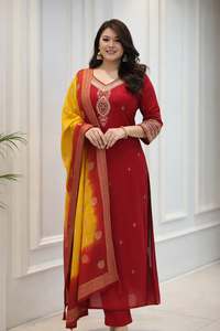 Kurta en soie Berry Berry orné de broderies mécaniques complexes, accompagné d'un pantalon et d'un dupatta Kanjivaram à rayures Zari. - Product Image 3