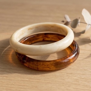 กำไลข้อมือเรซิ่นลายหินอ่อนทำมือ สีงาช้างลายอำพัน งานฝีมือเรซิ่นทรงกลมแบบเรียบ กำไลข้อมือแบบวงแหวนสำหรับผู้หญิง ขายส่งเครื่องประดับ - Product Image 1
