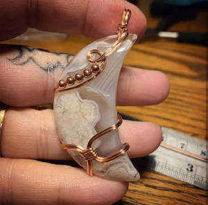 Pendentif en agate naturelle enroulé de fil de laiton fait main, plaqué cuivre antique, collier vintage hindouiste en pierre de forme libre - Product Image 2