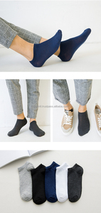 Chaussettes unisexes tendance à motifs avec un design tricoté coloré, tissu élastique confortable et portées toute l'année, parfaites - Product Image 2